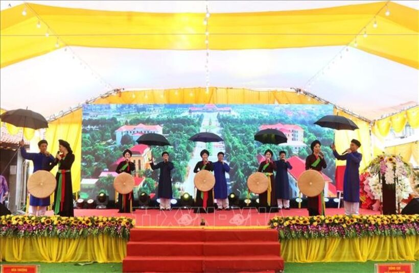 Các liền anh, liền chị hát Dân ca Quan họ Bắc Ninh tại lễ hội tổng Dâu năm 2024. Ảnh: Ảnh: Thông tấn xã Việt Nam.