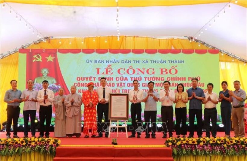 Trao bằng công nhận Bảo vật quốc gia đối với Mộc bản Chùa Dâu cho nhà chùa và chính quyền phường Thanh Khương. Ảnh: Thông tấn xã Việt Nam.
