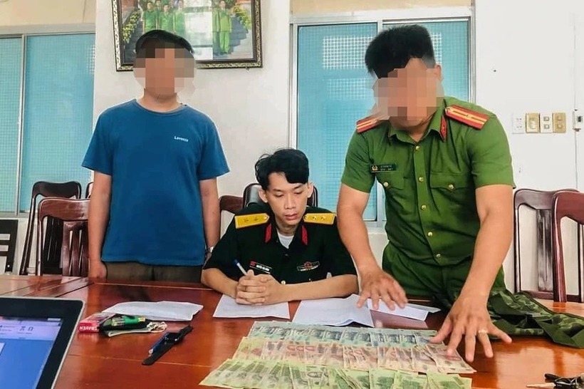 Đối tượng Nguyễn Văn Dũng (ngồi) bị bắt cùng tang vật. (Ảnh: PLO)