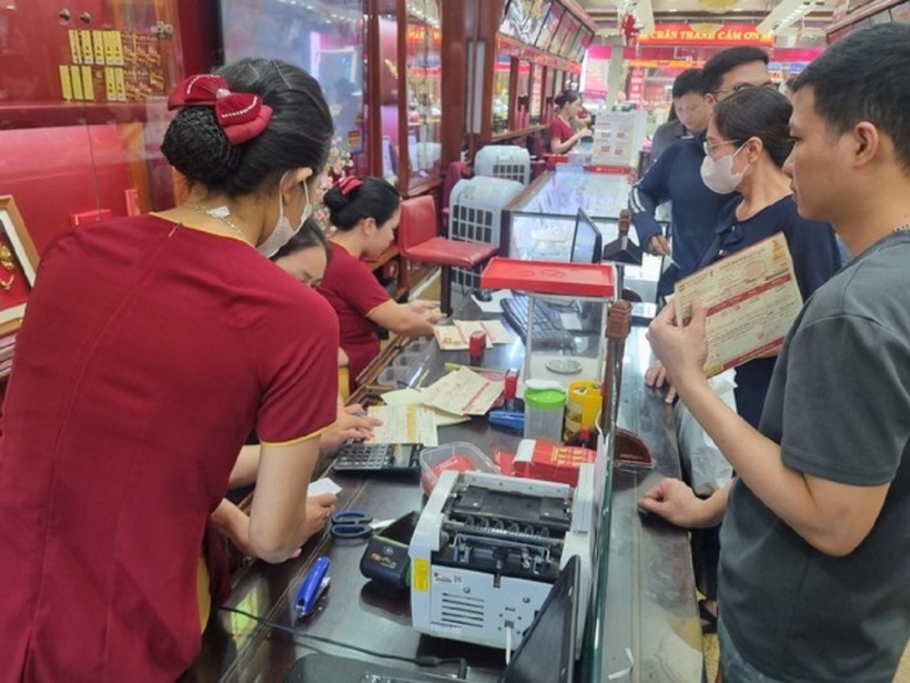 khách vẫn đến mua vàng sáng 13/5. Ảnh: Tiền Phong
