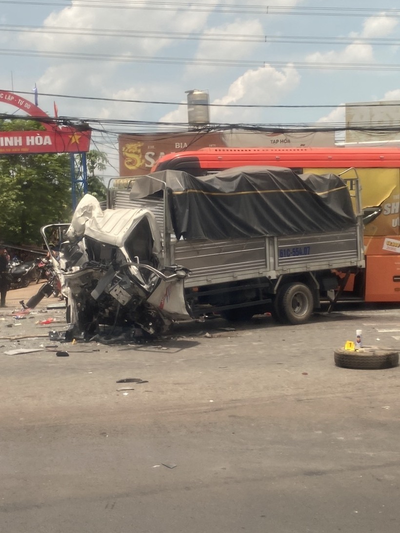 Thông tin ban đầu cho biết khoảng 10 người bị thương, trong đó, 2 người trên xe tải và một số người trên xe khách bị thương nặng.