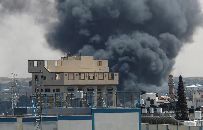 Khói bốc lên từ một địa điểm ở Rafah sau khi bị Israel tấn công ngày 7/5. Ảnh minh họa