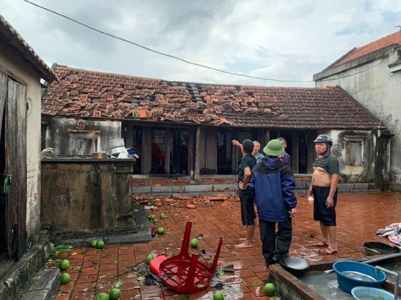 Lốc xoáy thổi tốc mái nhà dân. Ảnh: Tiền Phong
