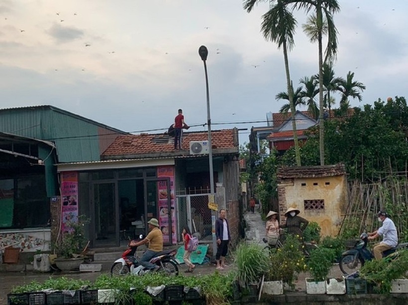 Người dân khắc phục hậu quả. Ảnh: Tiền Phong