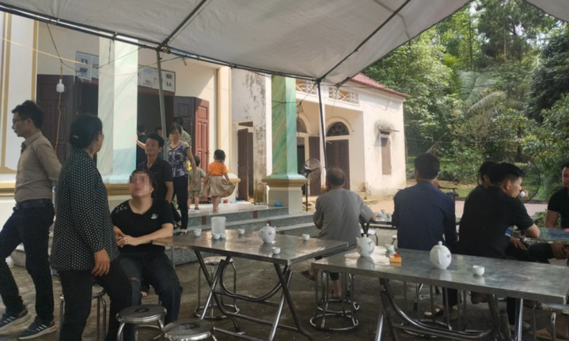 Hai gia đình cháu T và N trong vụ ba trẻ nhỏ bị tường đổ đè nằm liền kề nhau.