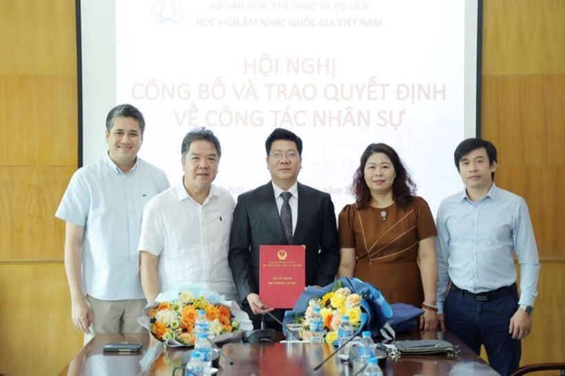 Ban lãnh đạo Học viện Âm nhạc Quốc gia Việt Nam chúc mừng NSND Quốc Hưng nhận nhiệm vụ mới. Ảnh: Thể thao và Văn hóa.