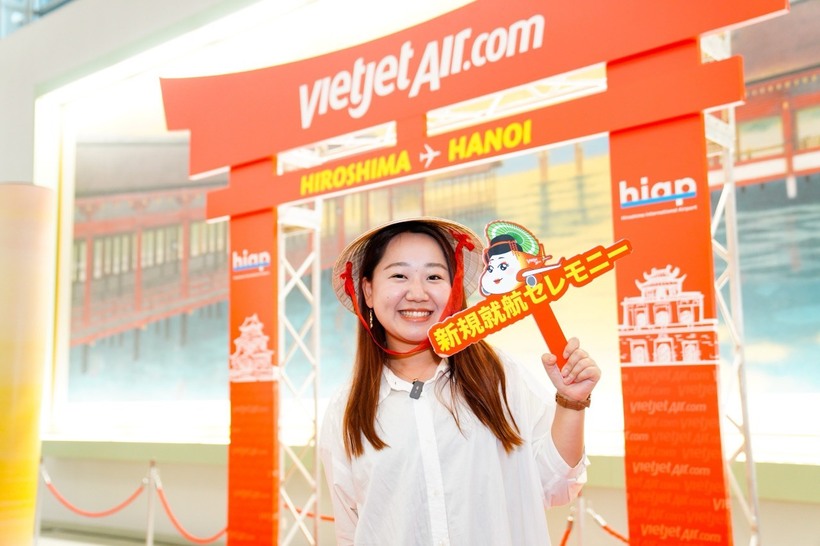 Hành khách trên các chuyến bay khai trương nhận các phần quà lưu niệm từ Vietjet và sân bay Hiroshima