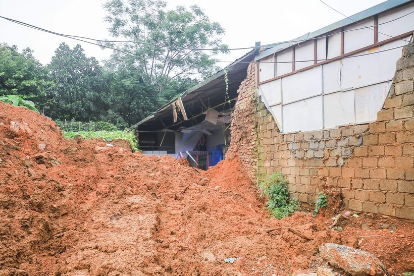 Khu vực tường bị sập