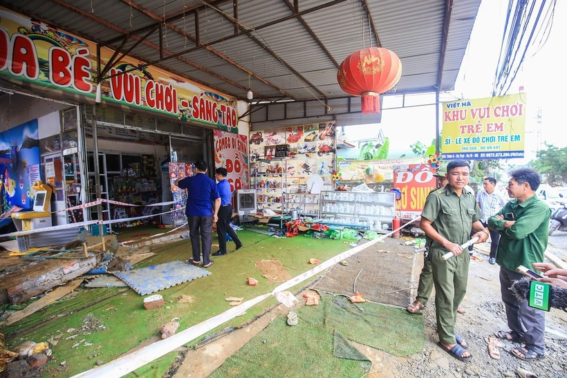Ngổn ngang đồ chơi, đất đá tại hiện trường vụ sạt lở, 3 trẻ nhỏ tử vong - 8
