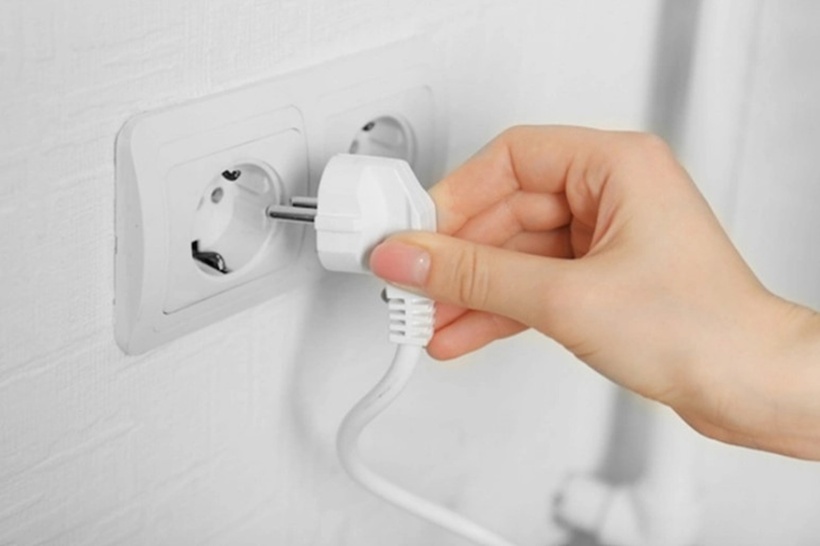 Tại sao cần rút phích cắm TV ngay khi nhận phòng khách sạn?