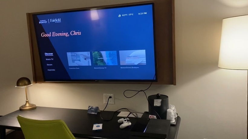 Tại sao cần rút phích cắm TV ngay khi nhận phòng khách sạn?