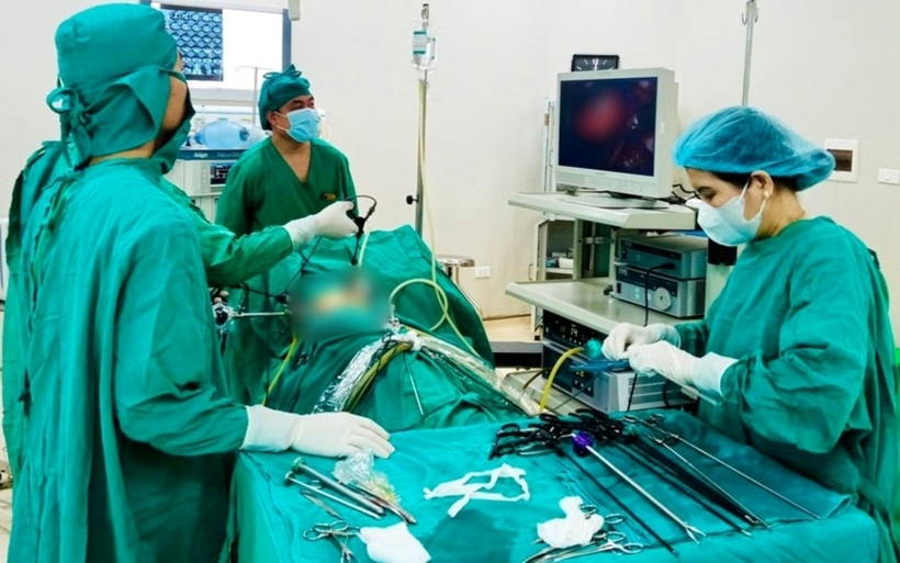 Các bác sĩ tiến hành phẫu thuật cắt thận cho người bệnh. Ảnh: VTV Times