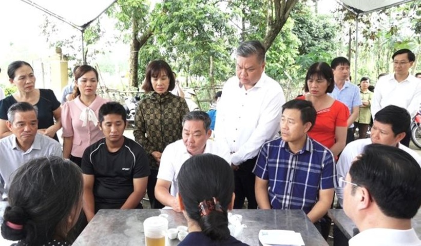 Lãnh đạo thành phố thăm hỏi, động viên gia đình các nạn nhân. (Ảnh: Hanoi.gov)