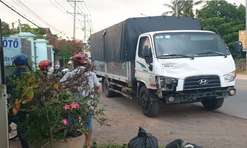 Hai thanh niên đi xe máy lấn sang làn đường ngược lại, đối đầu với xe tải. (Ảnh: Dân trí)