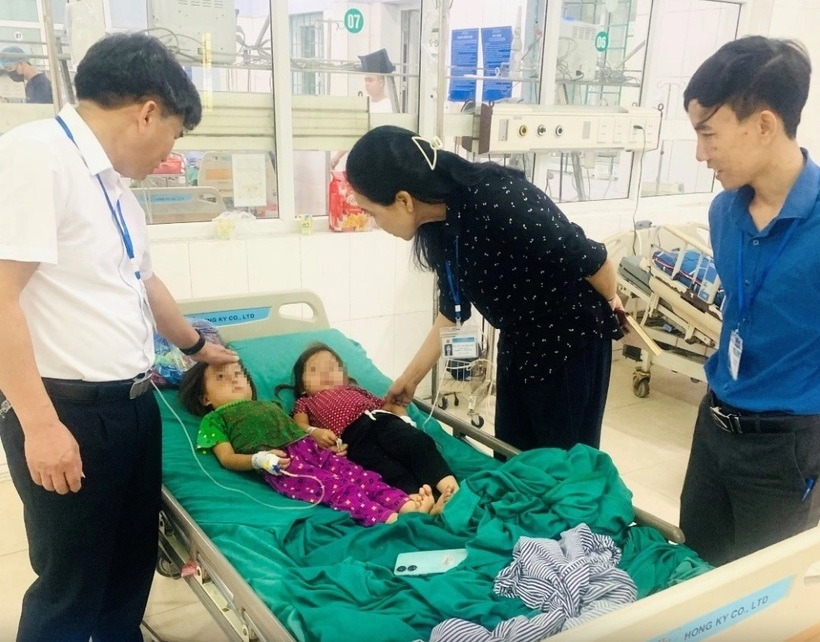 Ông Nguyễn Văn Trân, Phó Chi cục trưởng Chi cục ATVSTP và cán bộ Chi cục đến thăm hỏi, động viên bệnh nhân ngộ độc tại BVĐK tỉnh. Ảnh: SK&ĐS