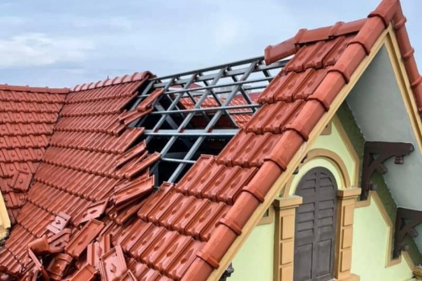 Những ngôi nhà mới xây kiên cố cũng bị thiệt hại. (Ảnh: Dân trí)