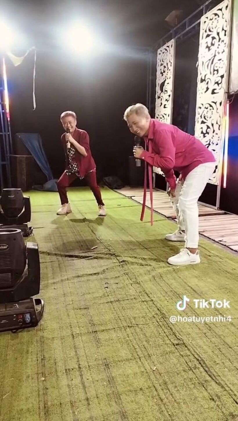 Tấn Bo và bạn diễn xuất hiện trên một sân khấu lô tô.