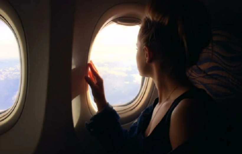 Lý do cửa kính máy bay và tàu hoả có hình bầu dục.