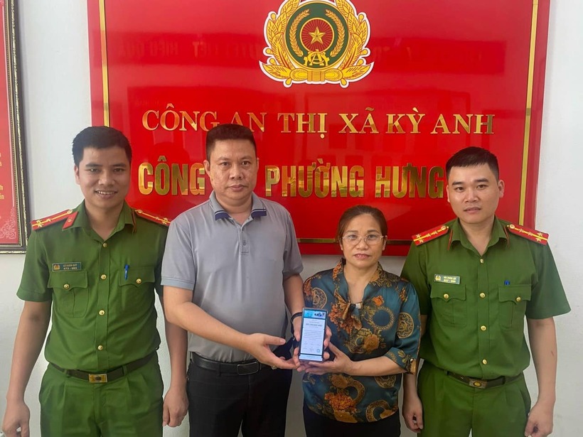 Anh Hoàng (áo xám) chuyển trả lại số tiền cho chị Trâm. (Ảnh: Người lao động)