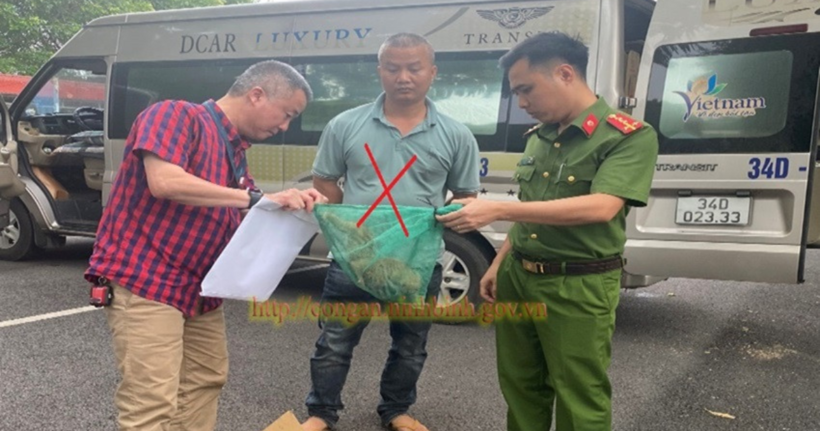 Tài xế Nguyễn Văn Tin và tang vật của vụ việc. (Ảnh: Công an tỉnh Ninh Bình)