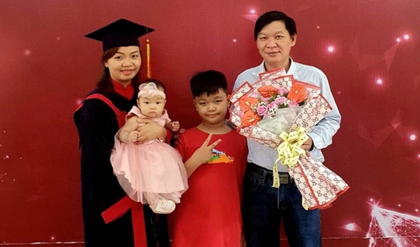 Gia đình nhỏ của chị Nhi trong ngày chị tốt nghiệp. (Ảnh: Thanh niên)