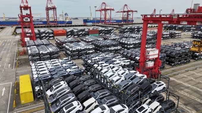 Xe chạy nhiên liệu mới của Trung Quốc chờ xuất khẩu tại cảng Taicang ở Giang Tô. Ảnh: Reuters