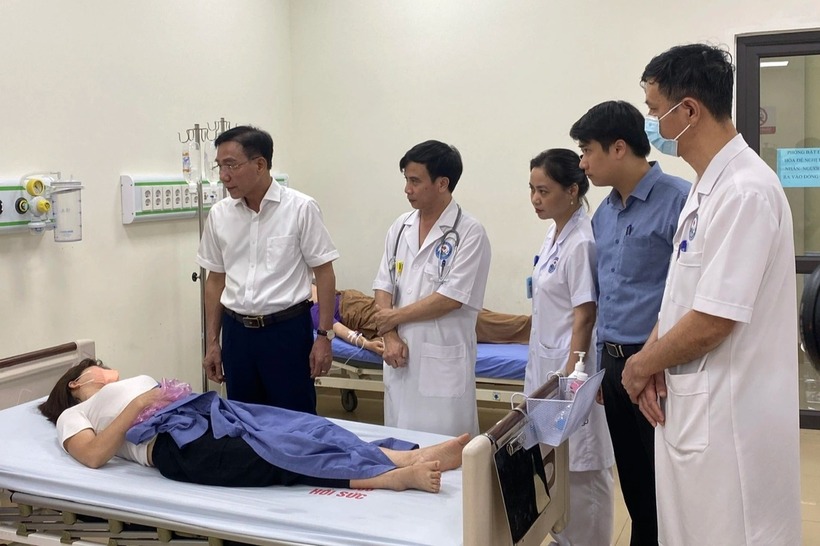 Lãnh đạo Sở Y tế tỉnh Vĩnh Phúc thăm hỏi bệnh nhân của vụ việc. Ảnh: Dân Trí