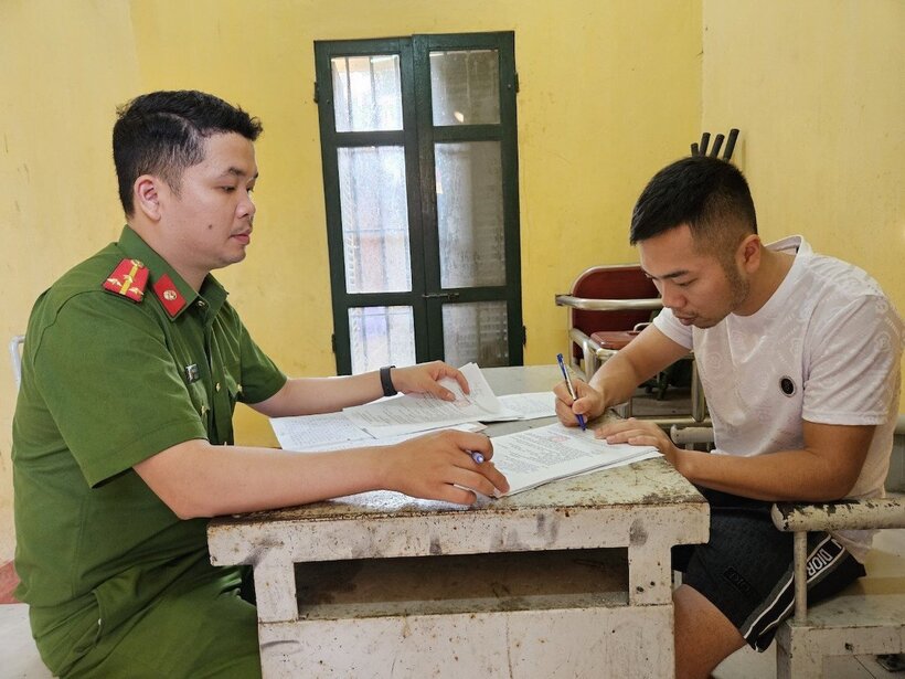 Lê Duy Khang làm việc tại cơ quan công an. Ảnh CACC