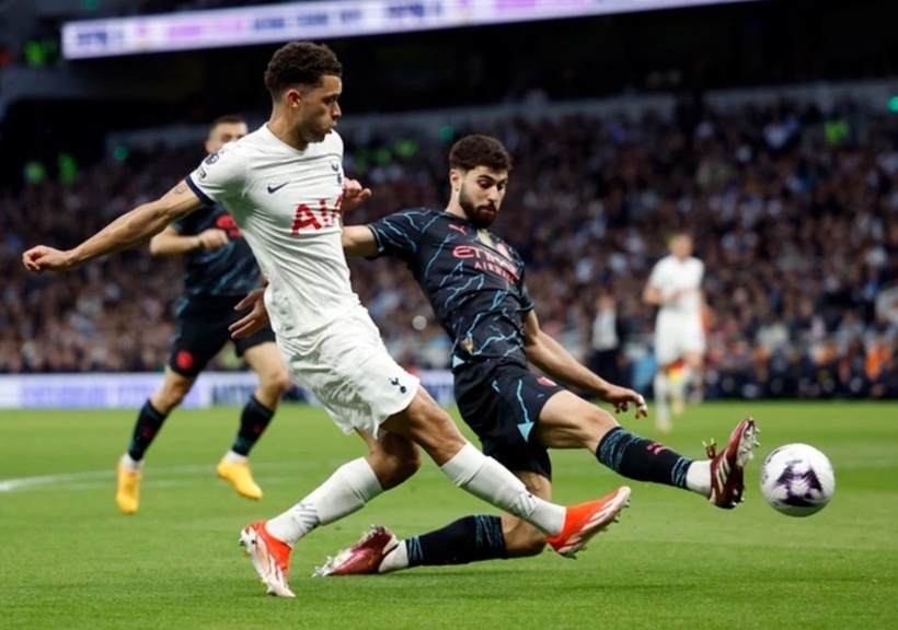 Tottenham nhập cuộc đầy quyết tâm và tạo ra áp lực khủng khiếp lên phần sân Man City. Ảnh: Reuters.