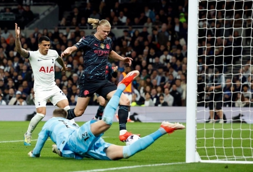 Ngôi sao người Na Uy đã ghi cả hai bàn thắng vào lưới Tottenham. Ảnh: Reuters.
