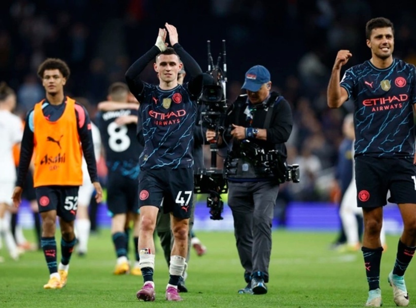 Chiến thắng này giúp cho Man City vượt qua đối thủ kỵ rơ để tiến sát ngôi vương. Ảnh: Reuters.