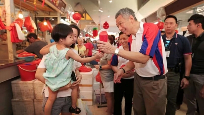 Ông Lý Hiển Long thăm một khu chợ ở Singapore. Ảnh: CNA