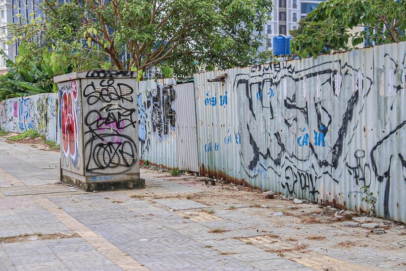 Nhiều hình vẽ xấu xí, nguệch ngoạc được vẽ tràn lan trên các hàng rào, tường nhà, trạm biến áp
