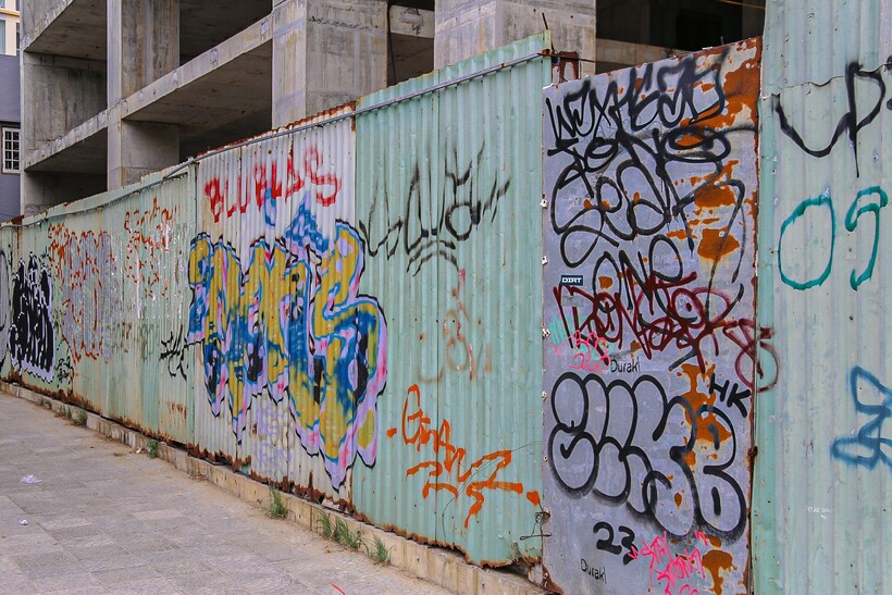 Nghệ thuật vẽ tranh đường phố graffiti không còn xa lạ tại Việt Nam, loại hình nghệ thuật đường phố này mang đến nhiều sự mới lạ và độc đáo. Tuy nhiên, việc vô ý thức của một số người khi vẽ bậy lên các tuyến phố, địa điểm công cộng đang gây mất mỹ quan thành phố.