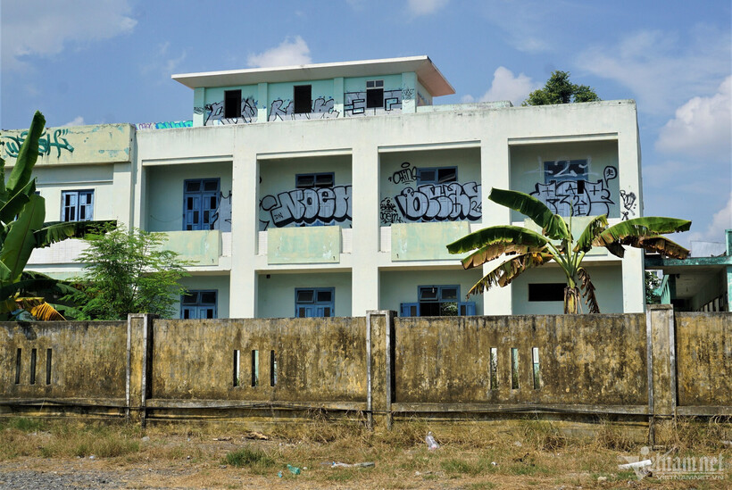 Nạn vẽ bậy graffiti còn xuất hiện trên các tường rào công trình xây dựng, cơ quan doanh nghiệp đang gây nhếch nhác, mất mỹ quan đô thị.