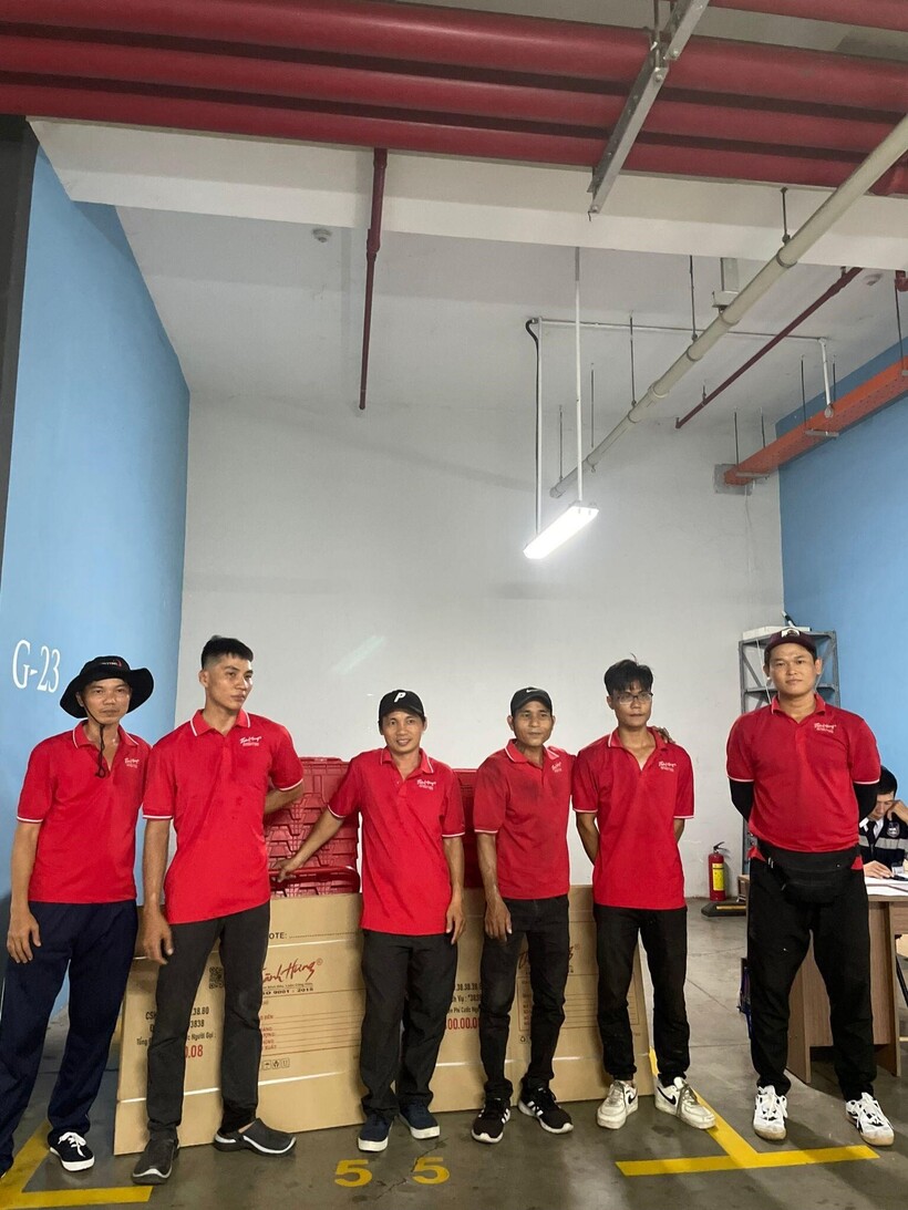Đồng phục nhân viên Thành Hưng sẽ có in logo bên ngực trái