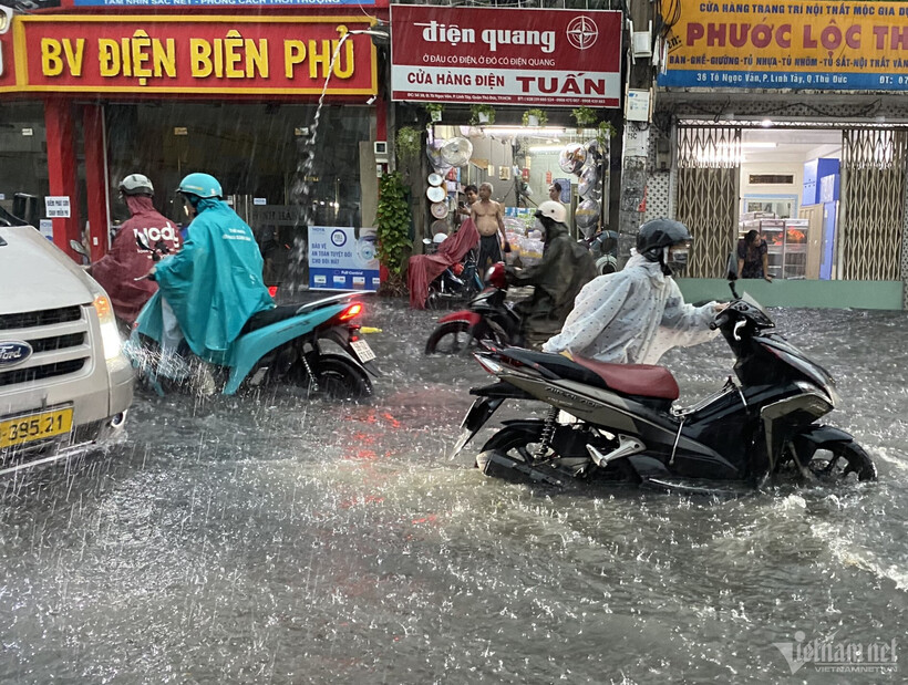 Theo thông tin từ Báo Dân việt, vào khoảng 16h chiều 15/5, nhiều nơi tại khu vực TP.Thủ Đức xảy ra mưa lớn. Tại khu vực cầu Bình Lợi, bến xe Miền Đông cũ, quốc lộ 13, chợ Thủ Đức... có mưa lớn kèm gió và giông sét. Nhiều người đánh giá đây là cơn mưa lớn nhất từ đầu mùa mưa đến nay.