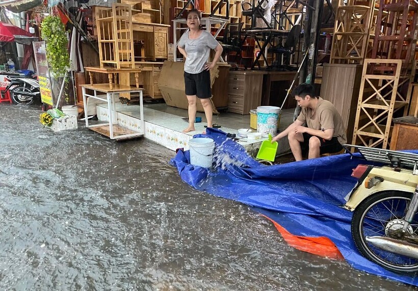 Tại khu vực chợ Hàng Bông trên đường Phú Lợi (TP.Thủ Dầu Một), nước mưa đổ xuống đã gây ngập nhiều ki-ốt bán hàng của tiểu thương, lối vào chợ cũng lênh láng nước.