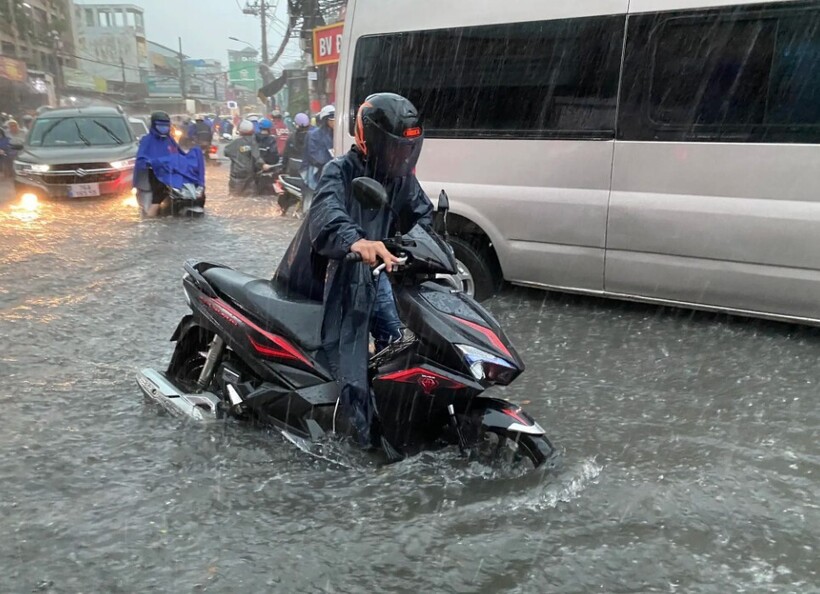 Theo trung tâm dự báo khí tượng thuỷ văn quốc gia, từ chiều tối ngày 15/5 đến đêm 16/5, ở khu vực Nam Bộ có mưa rào và dông rải rác, cục bộ có mưa to với lượng mưa 15-30mm, có nơi trên 70mm. Từ ngày 17/5, mưa dông còn có khả năng duy trì, thời gian mưa tập trung vào chiều và tối.