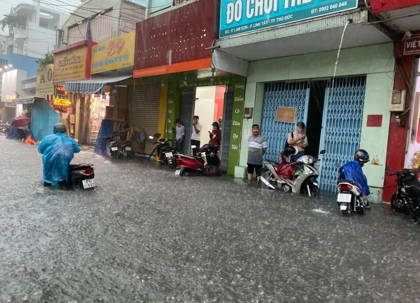 Từ 2 - 7 ngày tới, thời tiết Nam bộ mây thay đổi. Ngày nắng, cục bộ vẫn có nơi có nắng nóng. Chiều tối và đêm có mưa rào và giông rải rác, có nơi mưa vừa, mưa to. Trong cơn giông cần đề phòng có lốc, sét, mưa đá và gió giật mạnh.