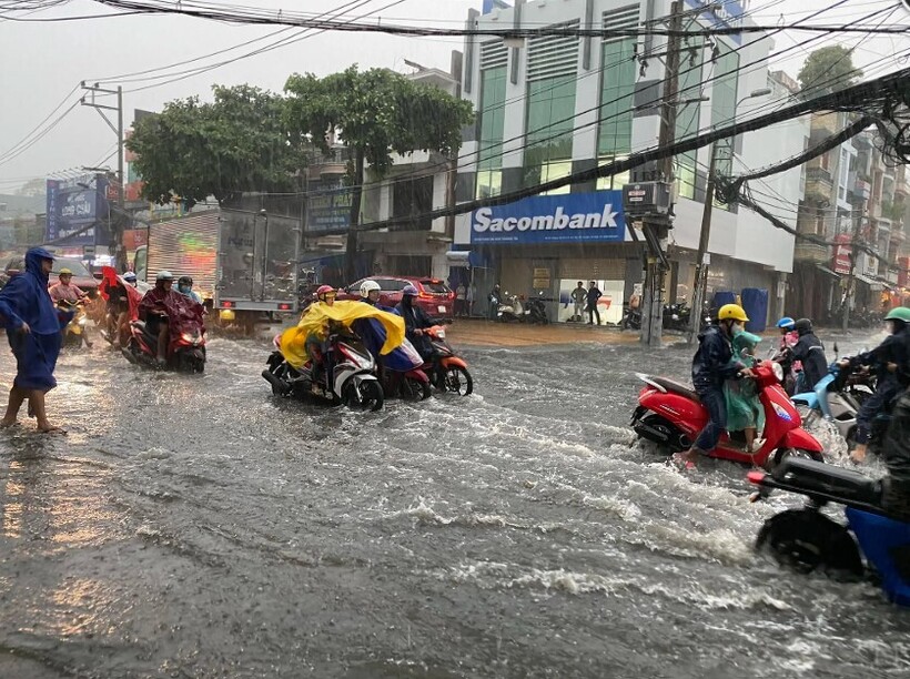 Ngoài ra, nhiều tuyến đường tại TP.Thủ Đức như Đỗ Xuân Hợp, Lã Xuân Oai cũng ngập khiến giao thông bị rối loạn.