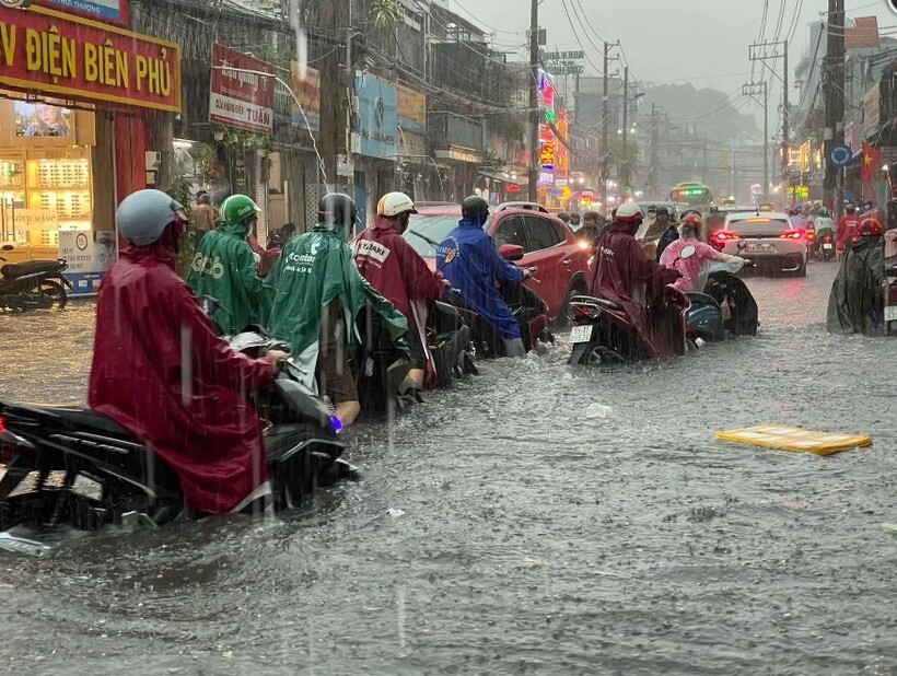 Khu vực quanh chợ Thủ Đức gồm các tuyến đường Tô Ngọc Vân, Đặng Thị Rành, Hồ Văn Tư, Dương Văn Cam... nước ngập sâu nửa mét khiến xe chết máy la liệt.