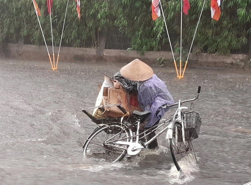 Cùng thời điểm, người dân lưu thông qua cầu Bình Triệu cũng gặp nhiều khó khăn do mưa lớn, cộng với gió to