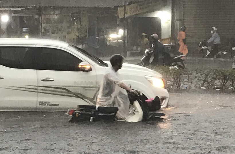 Tại đường ĐT747B qua địa bàn phường Khánh Bình, TP Tân Uyên, nước ngập sâu khiến nhiều ô tô và xe máy không thể di chuyển, có đoạn nước ngập đến tận yên xe máy.