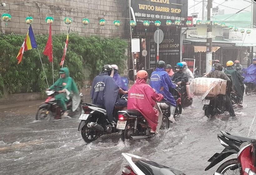 Thời điểm mưa xuất hiện đúng lúc các công nhân vừa tan ca làm việc khiến nhiều người bị “mắc kẹt” không thể chạy xe về nhà, còn những người đang di chuyển không may bị ngập phải xuống xe dắt bộ trong dòng nước chảy xiết.