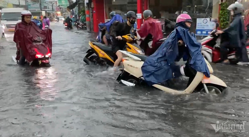 Tại các khu vực khác như TP.Dĩ An, TP.Thuận An, TP.Thủ Dầu Một cũng gặp tình trạng tương tự. Ngoài các tuyến đường lớn, một số khu dân cư cũng bị ngập nước sau mưa lớn.