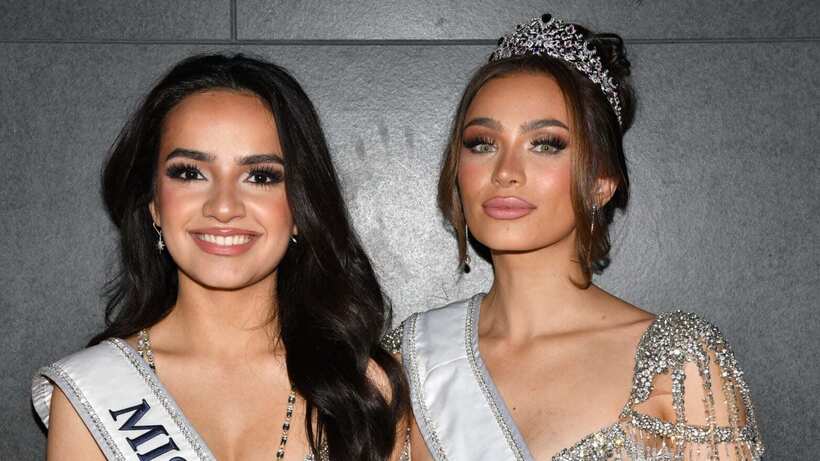 Miss USA Noelia Voight và Miss Teen USA UmaSofia Srivastava trả danh hiệu.