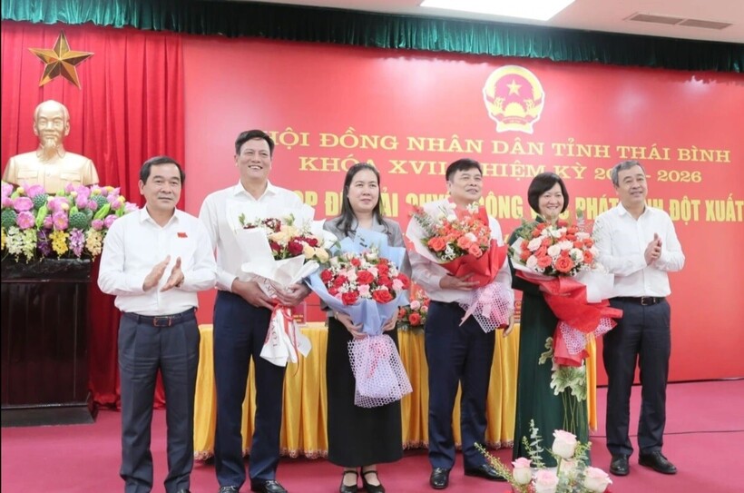 Lãnh đạo Tỉnh ủy, UBND tỉnh Thái Bình tặng hoa chúc mừng các cán bộ nhận nhiệm vụ công tác mới. Ảnh: Dân trí.