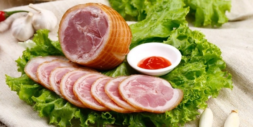 Ăn nhiều thịt muối có thể làm tăng cholesterol xấu.