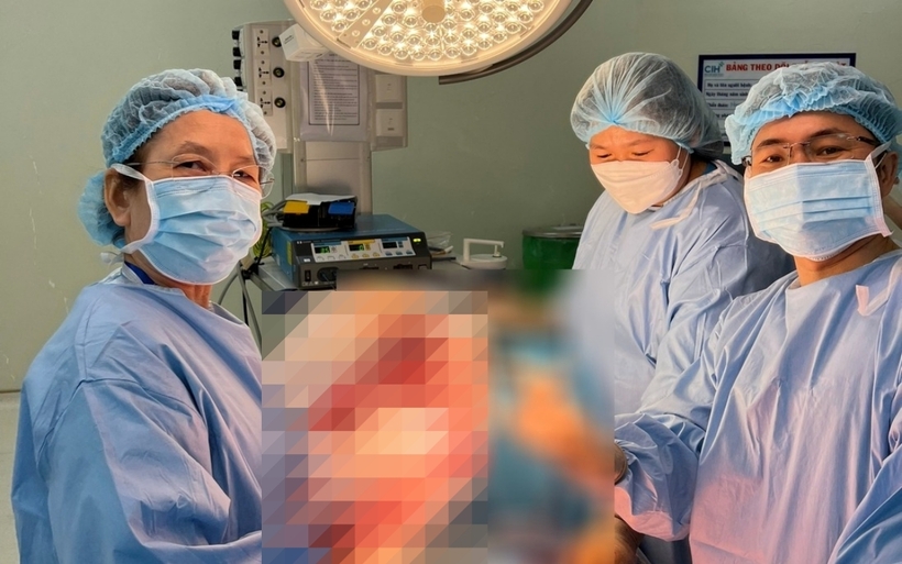 Các bác sĩ tiến hành phẫu thuật cho sản phụ. Ảnh: Phụ Nữ Việt Nam